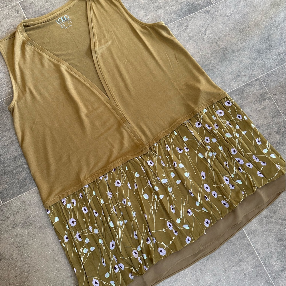 Logo open vest. Olive green and lavender. Size XS.
